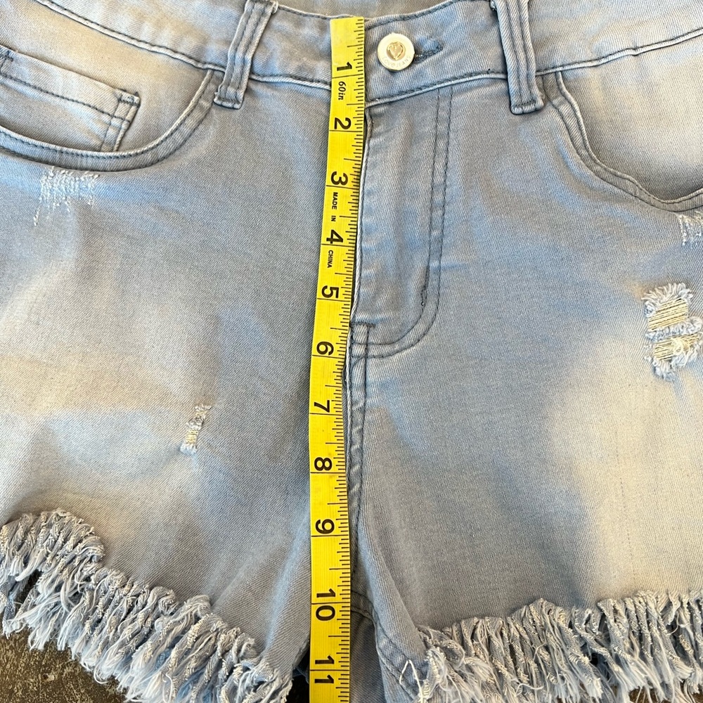 Stylish Frayed Hem Denim Shorts - Picture 3 of 7